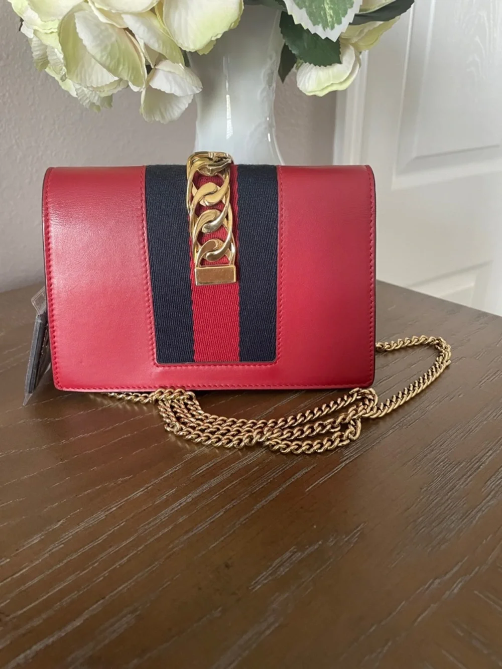 Gucci Red Leather Chain Accent Crossbody Bag with Black Stripe - Picture 4 of 5
